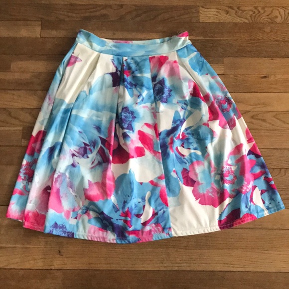 Dresses & Skirts - Absolutely Gorgeous Mid-length Skirt!